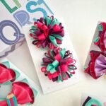 Pompons de fita descobrincando