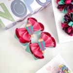 Par de laços descobrincando