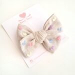 Laço de linho bordado corações