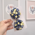 Par de pompons escolares