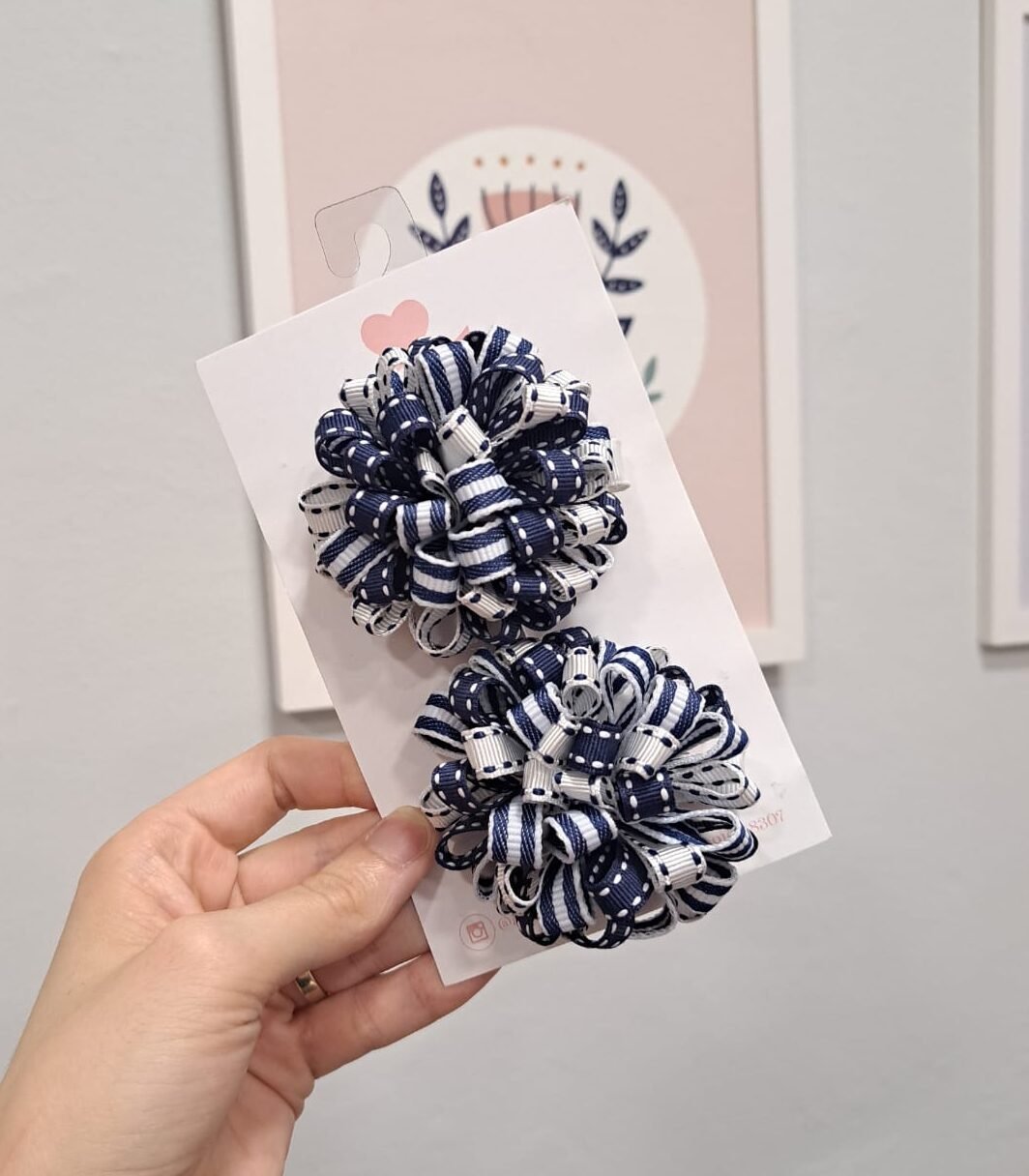 WhatsApp Image 2026-02-12 at 13.25.15 Par de pompons escolares - Imagem 1