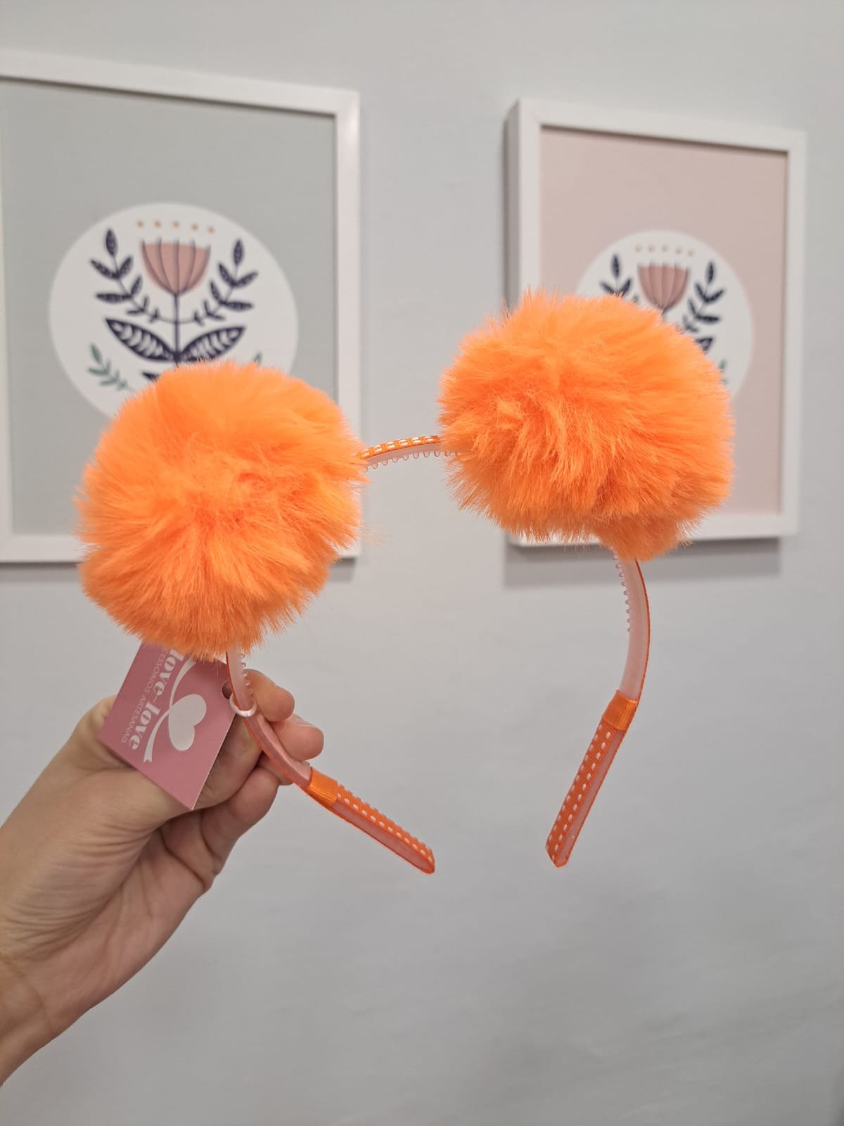 WhatsApp Image 2026-02-17 at 10.18.22 (1) Tiara de pompons - Imagem 1